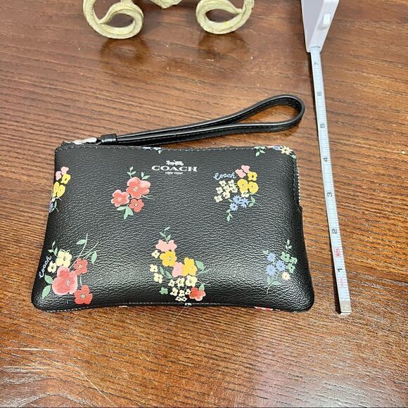 COACH Corner Zip Wristlet In Signature Canvas With Wildflower Print Nwt - Picture 3 of 5